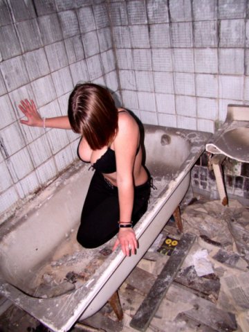 девушка в старой ванне